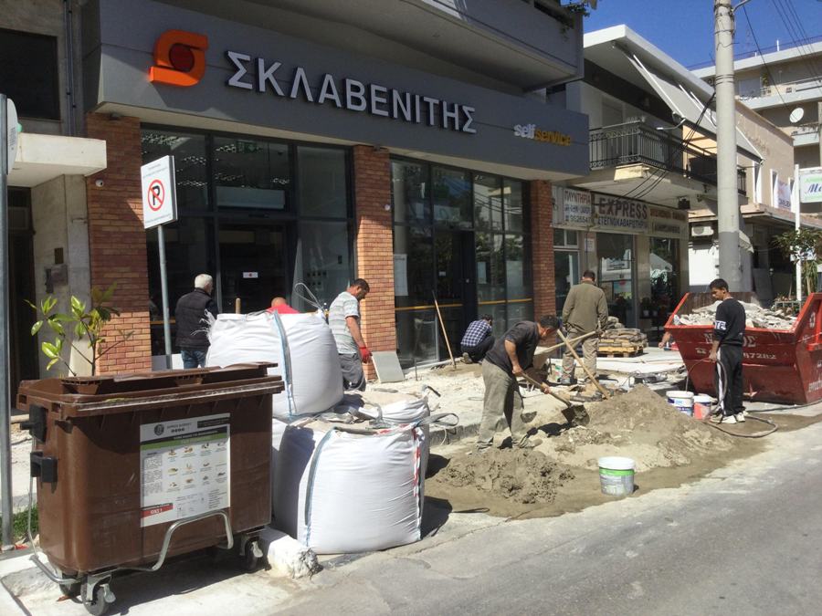 Ανακατασκευή του πεζοδρομίου μπροστά από τον «Σκλαβενίτη»