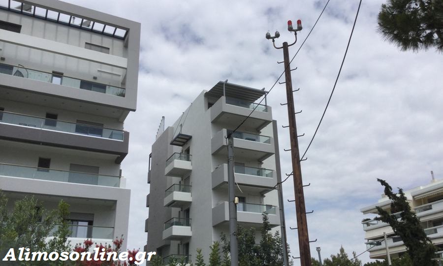 Το κόκκινο προειδοποιητικό φως των αεροπλάνων είναι ότι απέμεινε στο λόφο του Αγ. Νικολάου