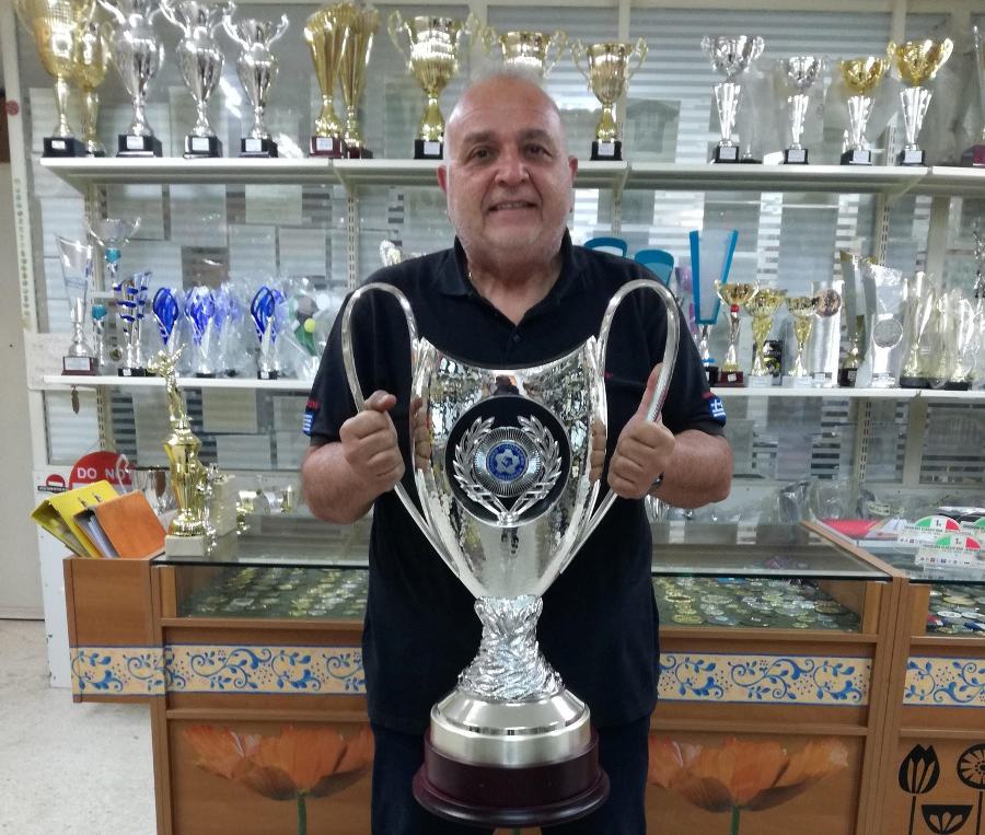 Η ΑΕΚ Πρωταθλήτρια και Κυπελλούχος Ελλάδος με κύπελλο από τα έπαθλα ΖΕΥΣ του Αλίμου