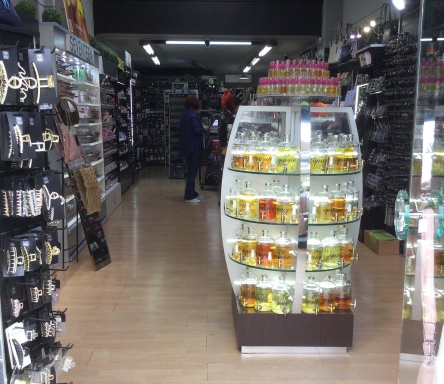 Tα πιο trendy καλοκαιρινά αξεσουάρ θα βρείτε στο κατάστημα καλλυντικών «Το Άρωμα»