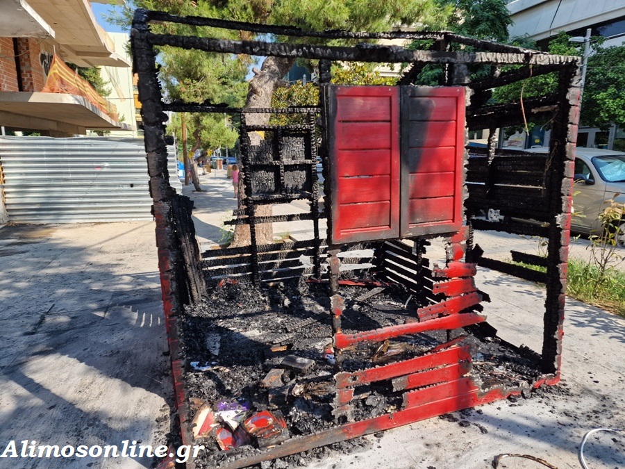 Άγνωστοι έκαψαν τα προεκλογικά περίπτερα της Νέας Δημοκρατίας και του ΣΥΡΙΖΑ