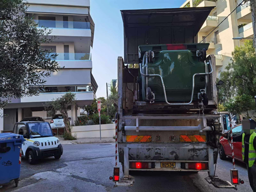 Πλένονται όλοι οι κάδοι του Δήμου Αλίμου