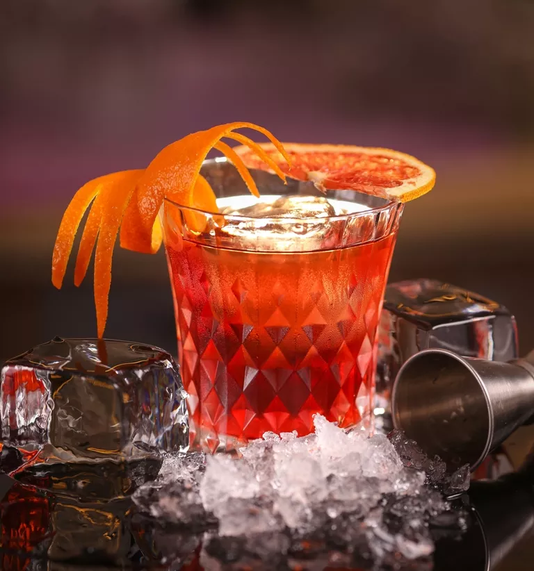 Aperol Negroni: Η καλοκαιρινή παραλλαγή του κλασικού κοκτέιλ που θέλετε να δοκιμάσετε
