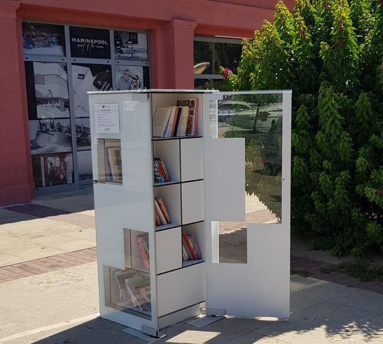 Μία υπαίθρια βιβλιοθήκη τοποθετήθηκε στη Μαρίνα Φλοίσβου