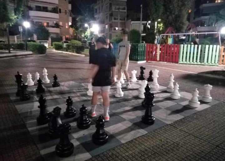 Η πλατεία Ανεξαρτησίας μετατρέπεται σε μεγάλη σκακιέρα