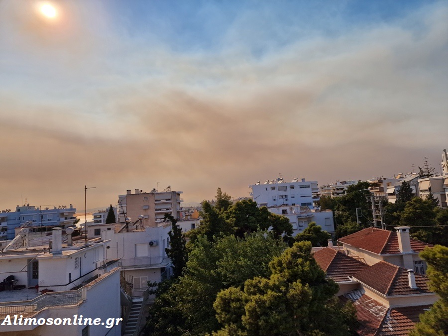 Έως και τα Νότια Προάστια έφτασε ο καπνός από τη μεγάλη φωτιά στη Φυλή