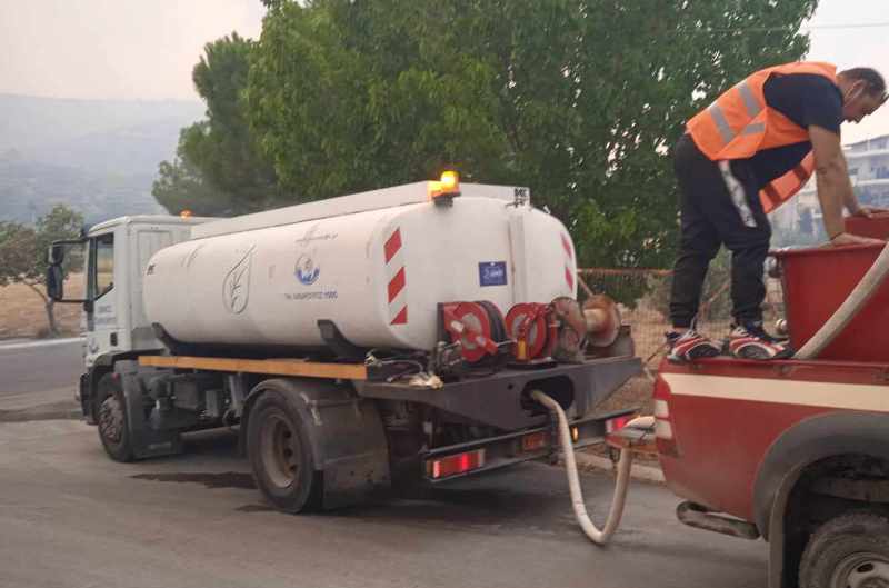 Ο δήμος Παλαιού Φαλήρου έστειλε υδροφόρα για να βοηθήσει στη μεγάλη φωτιά στη Φυλή