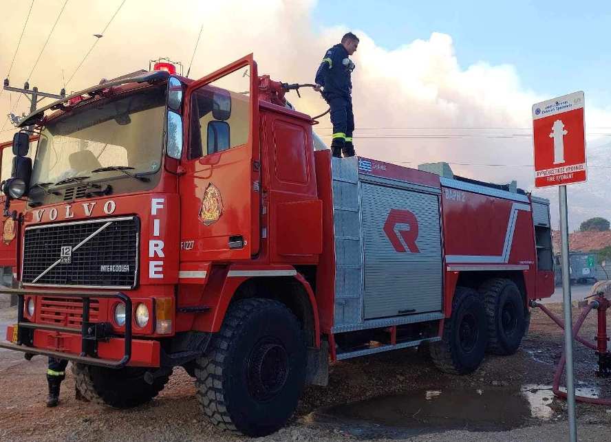Πυροσβεστικό όχημα από την εθελοντική ομάδα Βάρης ώστε να βοηθήσει στη φωτιά στην Πάρνηθα