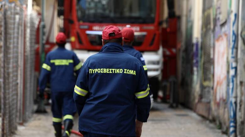 Βάρη: Φωτιά με διάσπαρτες εστίες λόγω κεραυνού