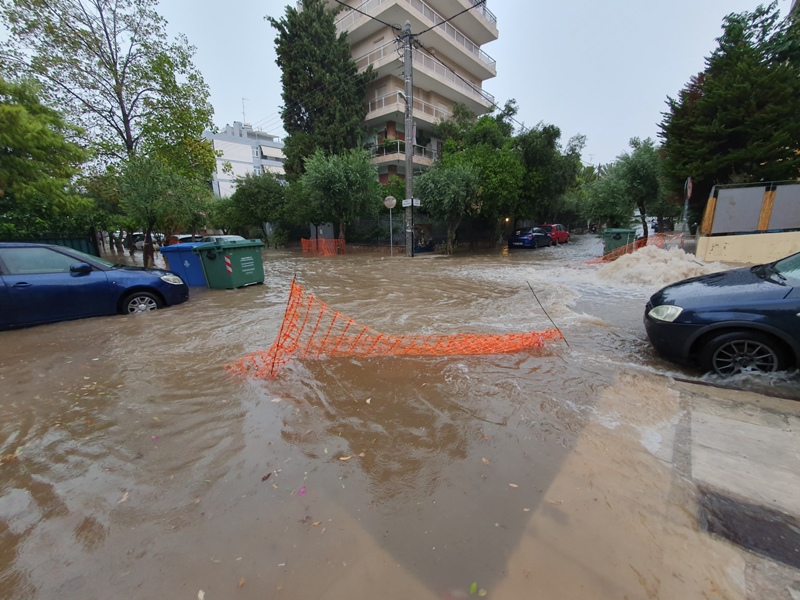 Σε «ποτάμι» μετετράπη η οδός Κανάρη 