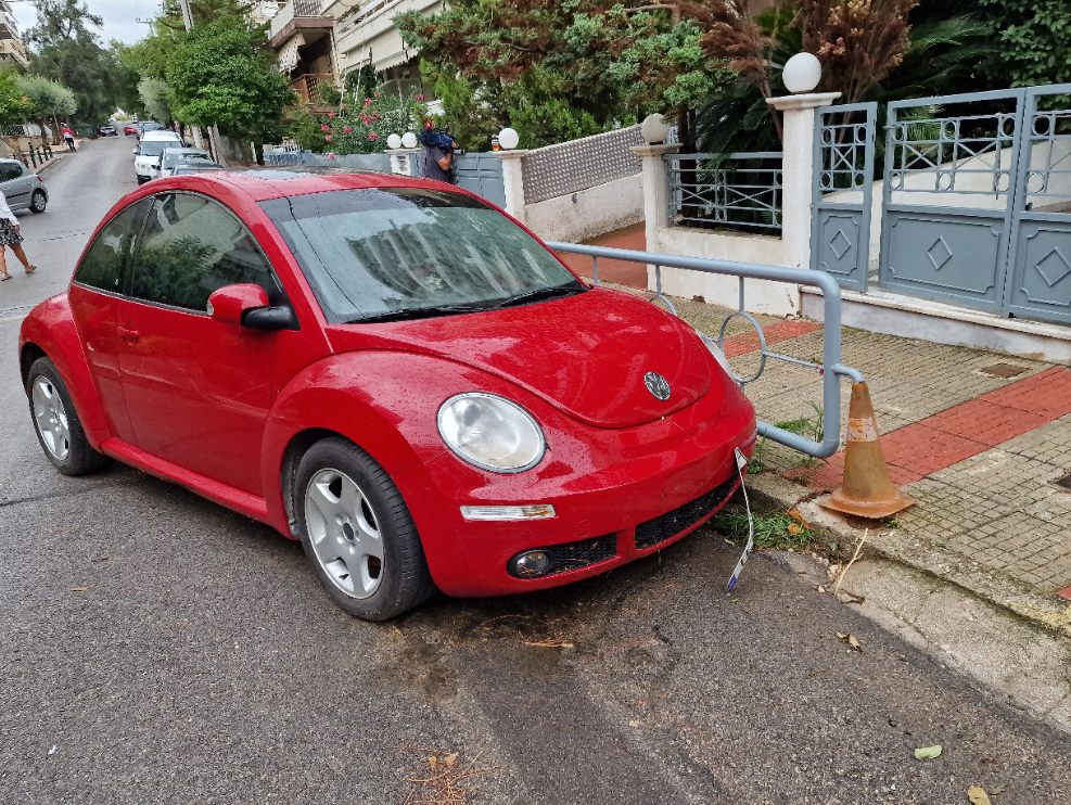 Αυτοκίνητο παρασύρθηκε στην οδό Λυρικράτους και προσέκρουσε σε κάγκελα - Πολλά πλημμυρισμένα υπόγεια