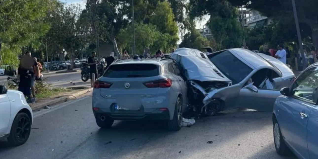 Γλυφάδα: Αυτοκίνητο έπεσε μέσα σε πάρκο, κατόπιν σε τρία ΙΧ και ένα ταξί
