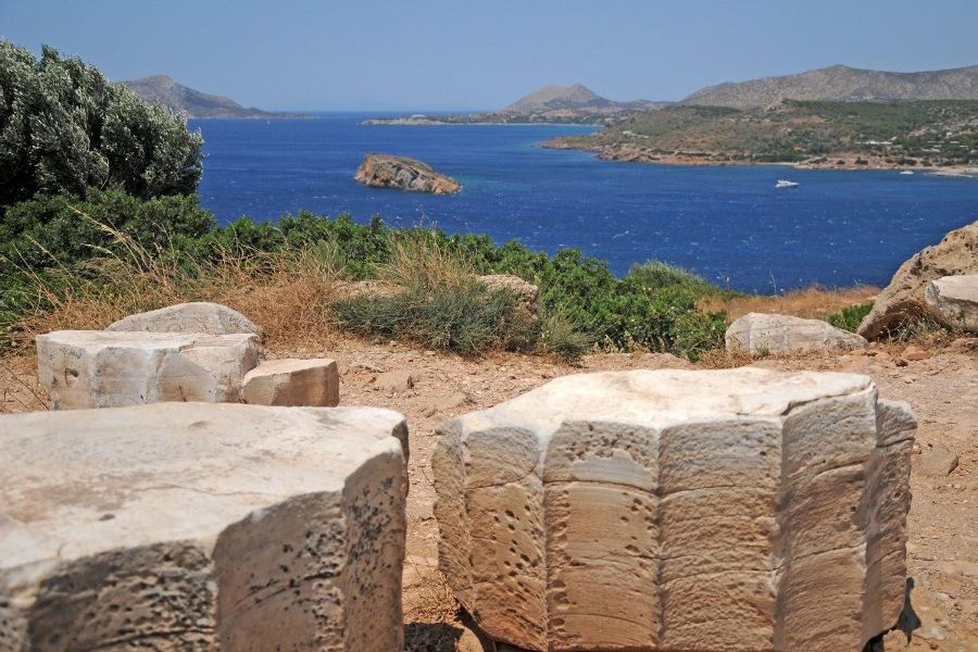 Η βραχονησίδα «Αρχή» βρίσκεται κάτω από τον Ναό του Ποσειδώνα στο Σούνιο