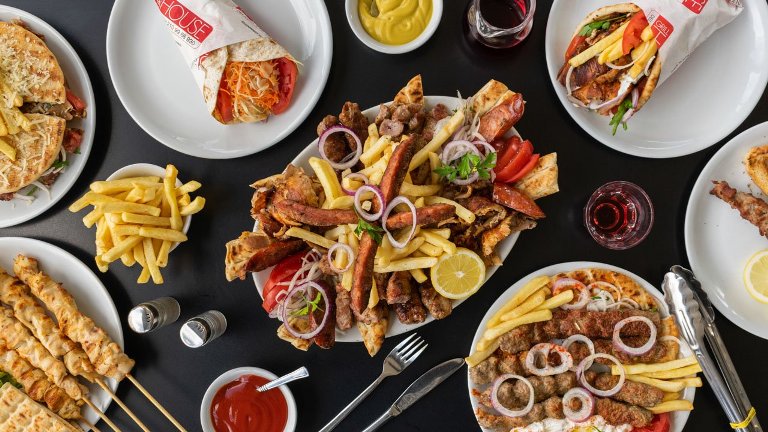 Τα ζουμερά σουβλάκια του «Grill House»