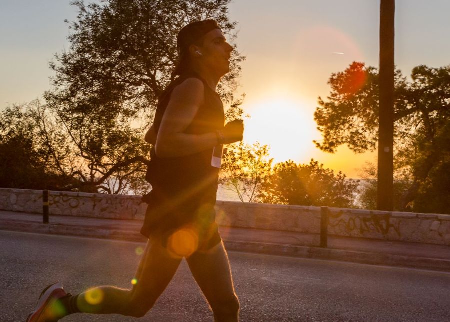 Night Run Vouliagmeni: Ο πιο ειδυλλιακός αγώνας δρόμου στο golden hour της Αθηναϊκής Ριβιέρας