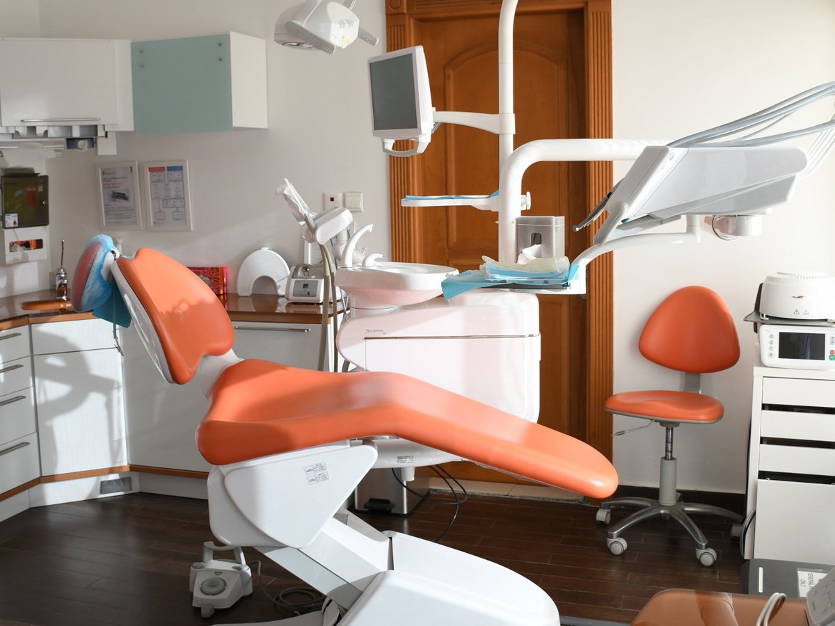 Οι καταγγελίες όσων εξαπατήθηκαν από τον οδοντίατρο στην Ηλιούπολη