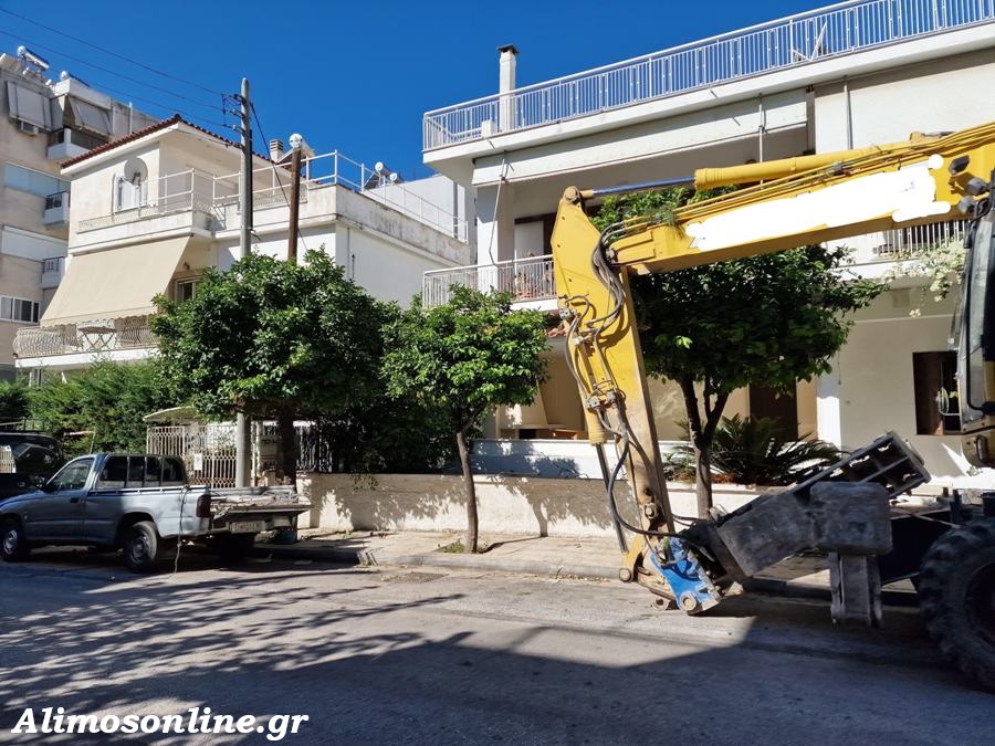 Ξεκίνησε το γκρέμισμα δύο παλαιών μονοκατοικιών στο Καλαμάκι