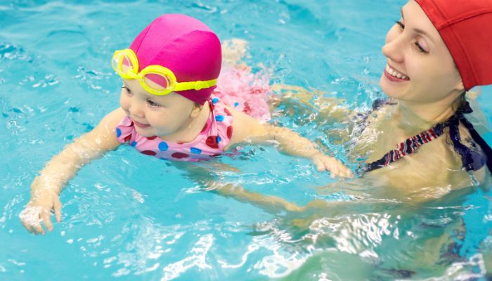 Έχουν ξεκινήσει τα μαθήματα baby swimming στο Κολυμβητήριο Αλίμου