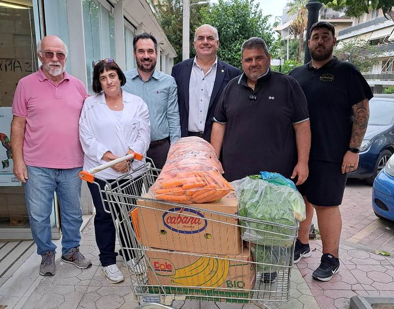 Προϊόντα από τους εμπόρους λαϊκής αγοράς προς το Κοινωνικό Παντοπωλείο Αλίμου για το συσσίτιο απόρων