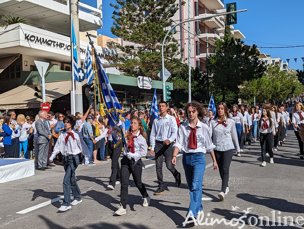 Η παρέλαση στη λεωφόρο Καλαμακίου: Μεγάλο φωτορεπορτάζ 