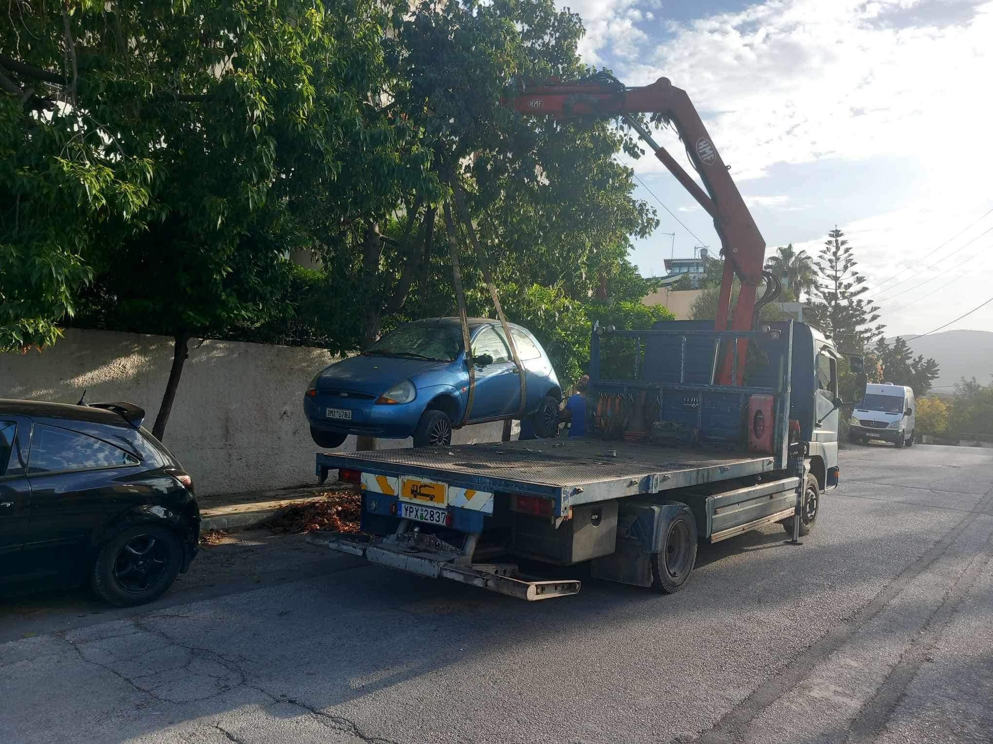 Συνεχίζεται η απομάκρυνση εγκαταλελειμμένων οχημάτων από τους δρόμους του Αλίμου