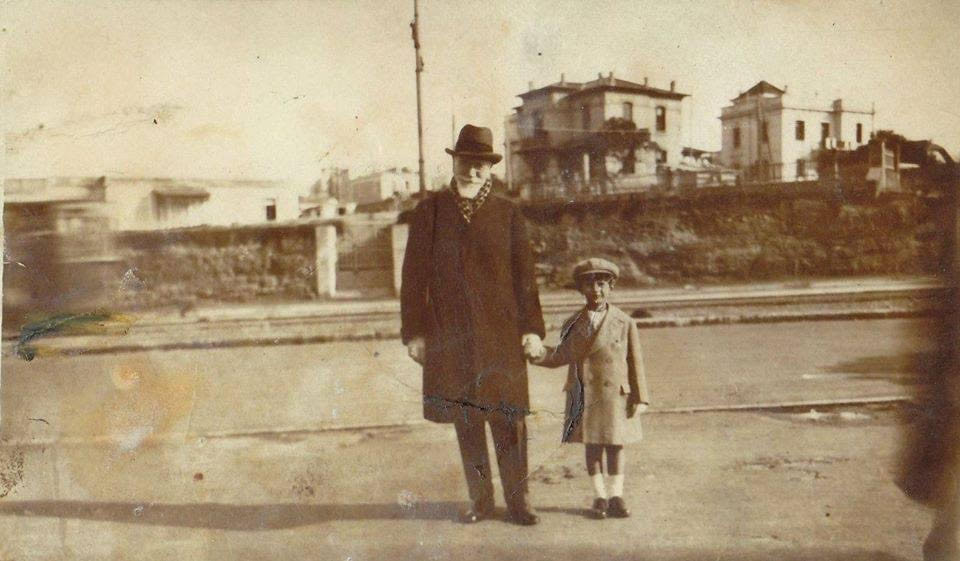 Ο Ελευθέριος Βενιζέλος με τον εγγονό του στο Παλαιό Φάληρο