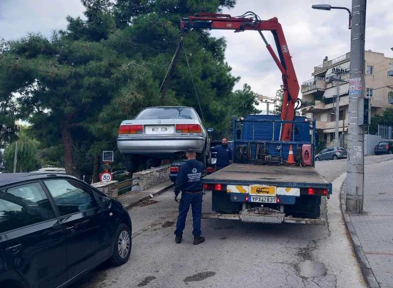 Συνεχίζεται η απομάκρυνση εγκαταλελειμμένων οχημάτων από τους δρόμους του Αλίμου