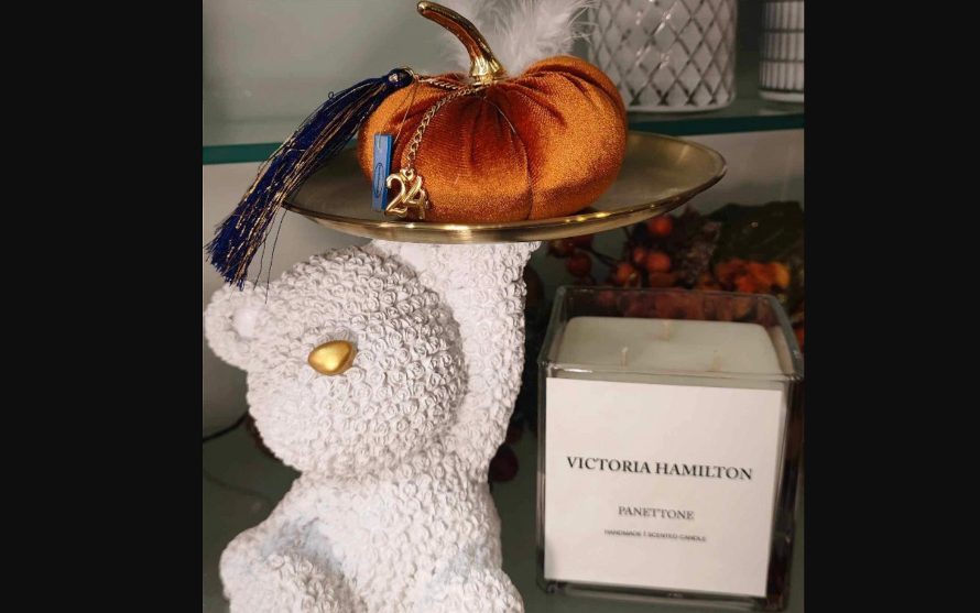 Διαγωνισμός: Κερδίστε ένα κερί και ένα βελούδινο γούρι από το κατάστημα Victoria Hamilton