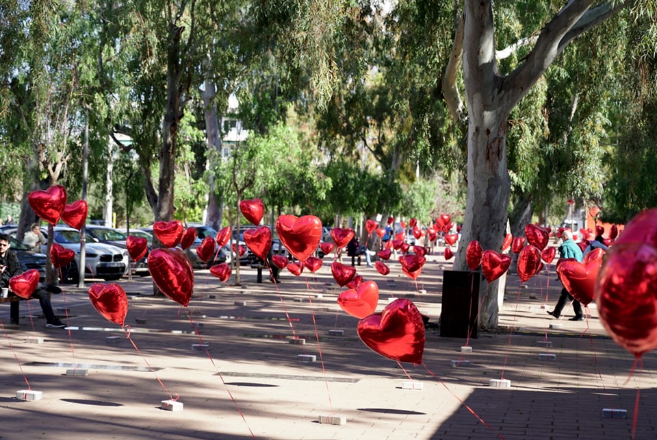 Γλυφάδα: Ο «Δρόμος των Ποιητών» γεμίζει κόκκινα μπαλόνια και μελωδίες πιάνου