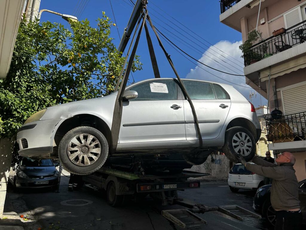 Άγιος Δημήτριος: Ξεκίνησε η επιχείρηση για την απομάκρυνση 179 εγκαταλελειμμένων οχημάτων