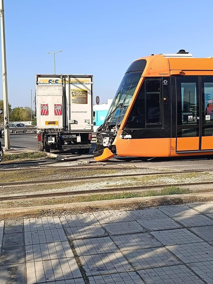 Σύγκρουση Τραμ με φορτηγό