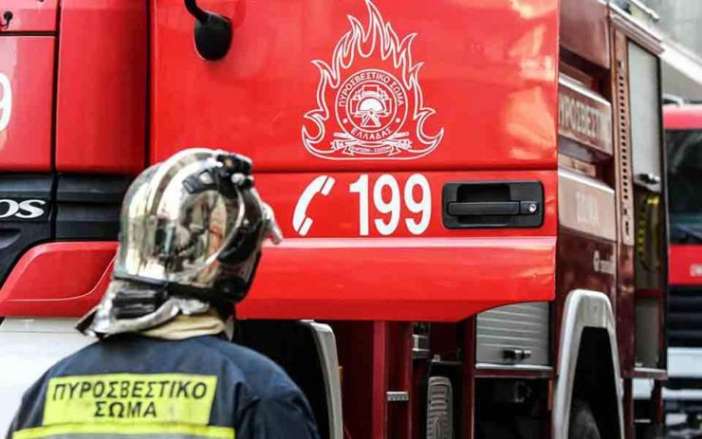 Βούλα: Μεγάλης έκτασης πυρκαγιά σε εγκαταλελειμμένο κτίσμα