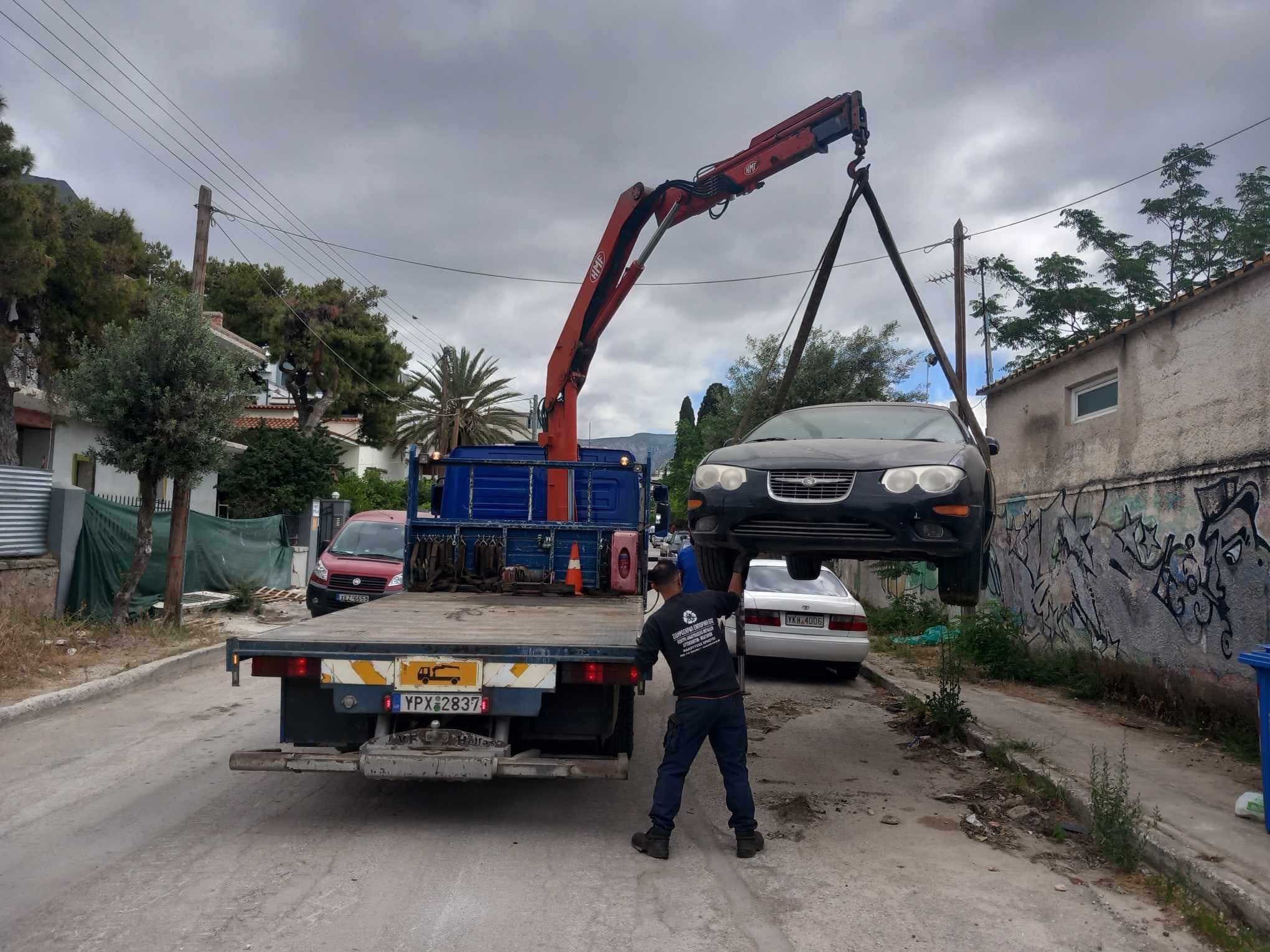 Συνεχίζεται η απομάκρυνση εγκαταλελειμμένων οχημάτων από τους δρόμους του Αλίμου
