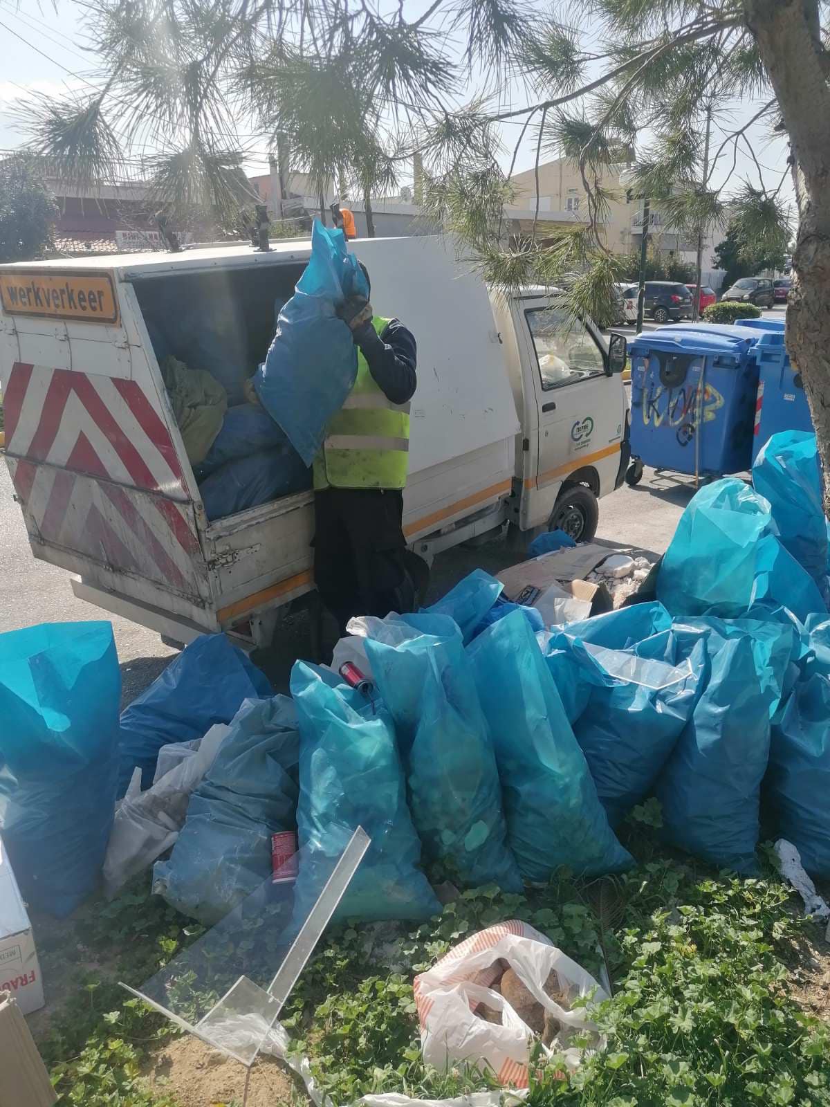 Άλιμος: Σχεδόν δέκα τόνοι μπάζα απομακρύνθηκαν από τους δρόμους
