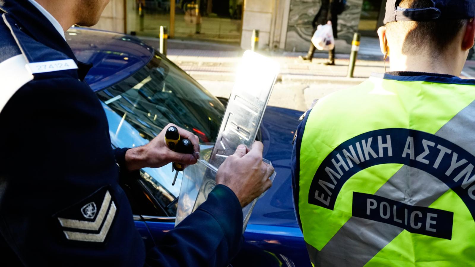 Τέλος η αφαίρεση των πινακίδων κυκλοφορίας - Τι αλλάζει στον Κώδικα Οδικής Κυκλοφορίας