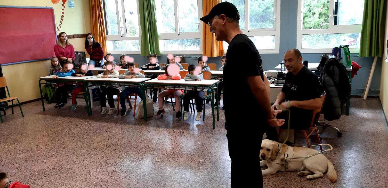 Άγιος Δημήτριος: Μαθητές δωρίζουν σκύλο οδηγό για άτομα με οπτική αναπηρία
