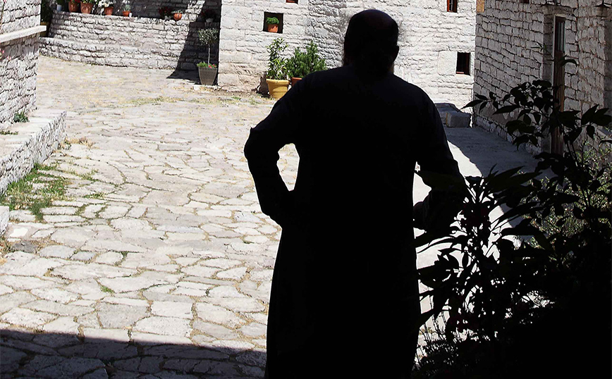 Βουλιαγμένη: Ιερέας έπεσε με πατίνι πάνω σε πάγκο Λαϊκής Αγοράς