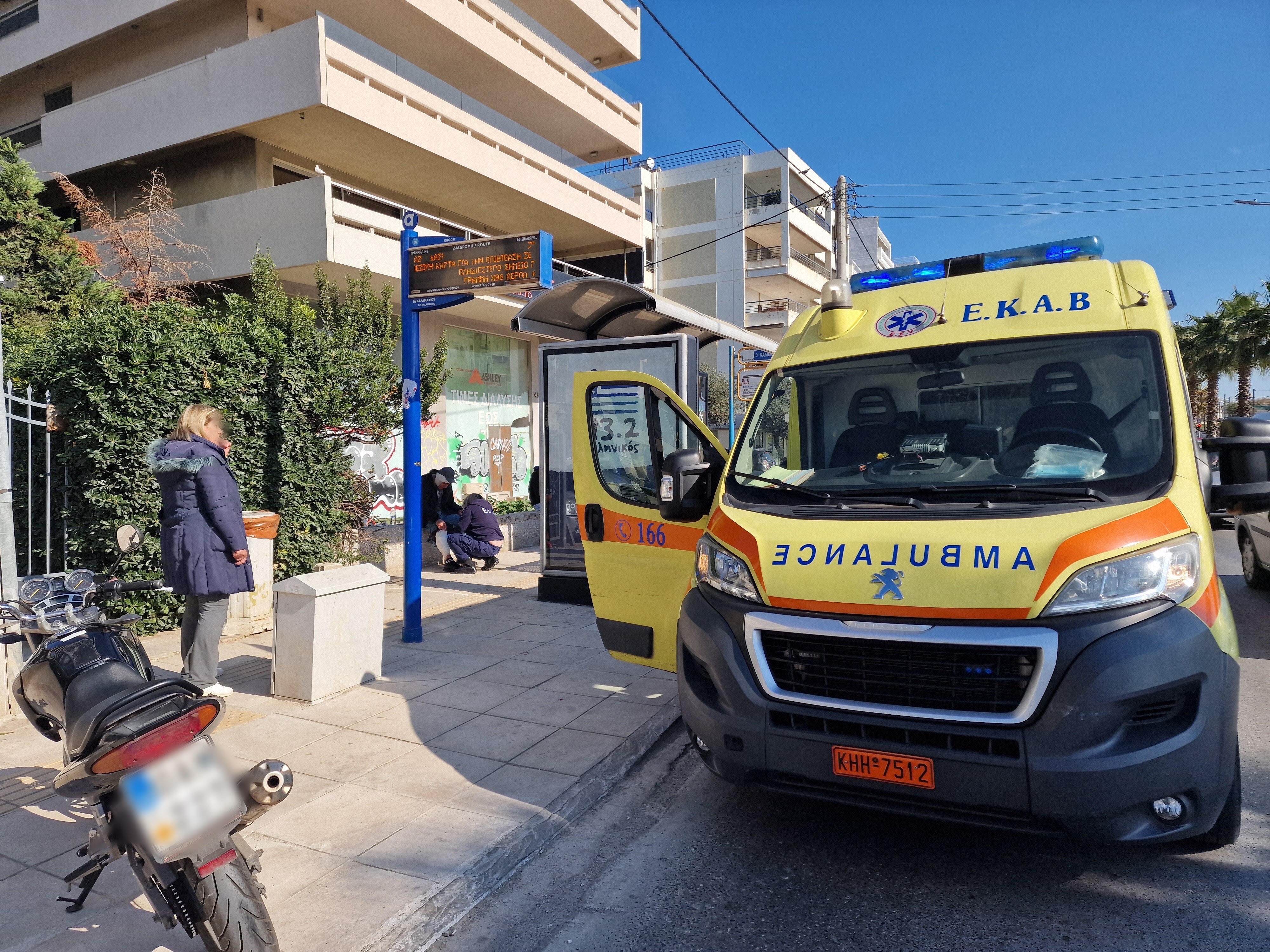Μοτοσυκλέτα τραυμάτισε πεζό στη λεωφ. Ποσειδώνος στο ύψος της οδού Κανάρη