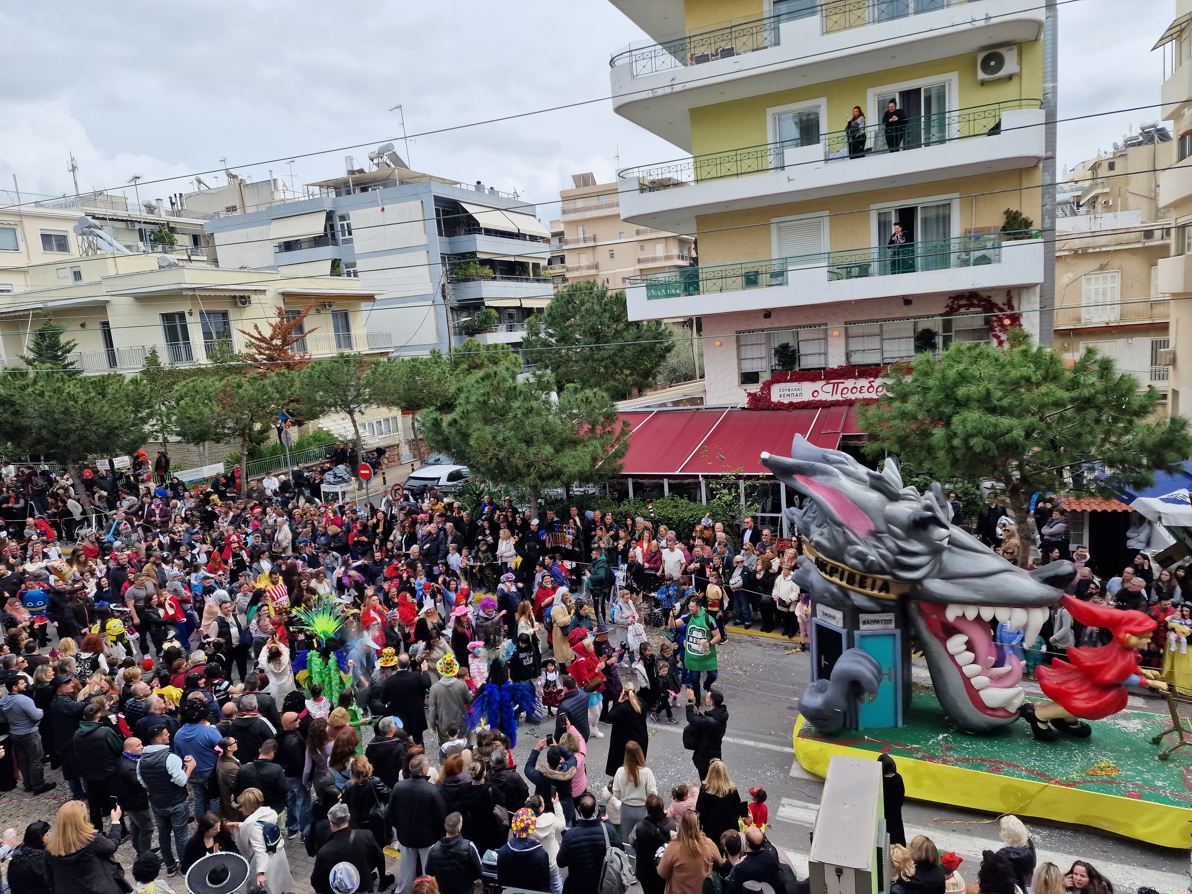 O Άλιμος γιόρτασε την τελευταία ημέρα της Αποκριάς με μία μεγάλη παρέλαση