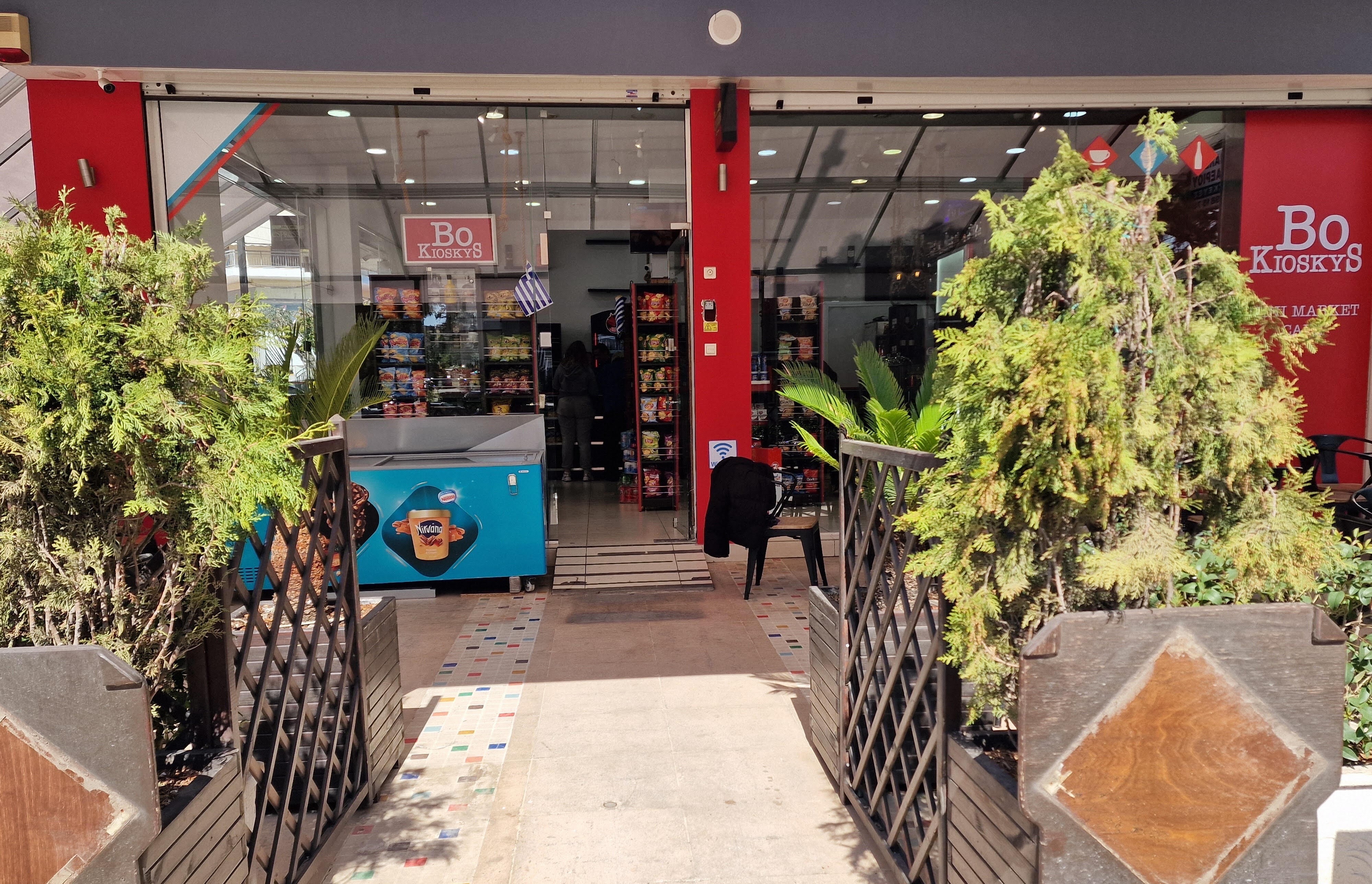 Το νέο mini market στη γωνία των λεωφ. Καλαμακίου και Λυσικράτους ξεκίνησε να λειτουργεί