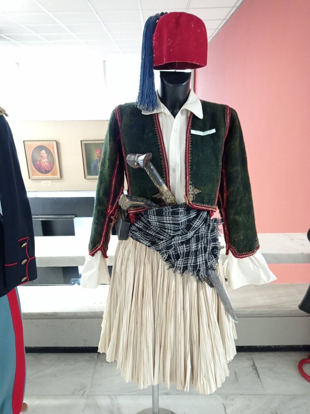 Αυθεντικές στολές από το 1821 σε μία μινι-έκθεση στο Π. Δημαρχείο Γλυφάδας