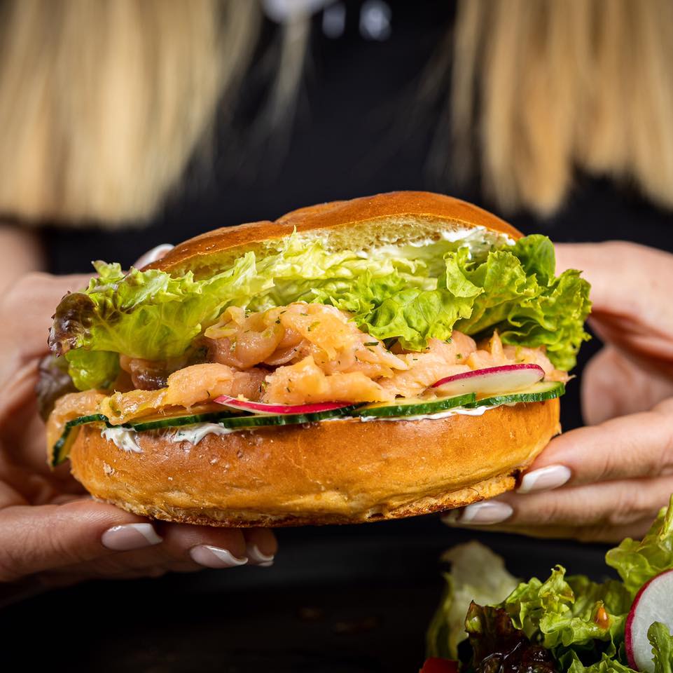 Λατρεύουμε το Canteen και τα burgers του