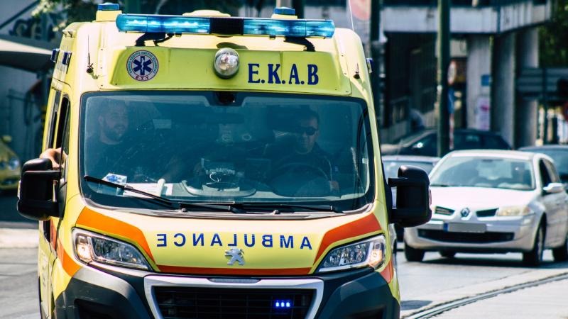 Αυτοκίνητο έπεσε στον γκρεμό στα Λιμανάκια Βουλιαγμένης 