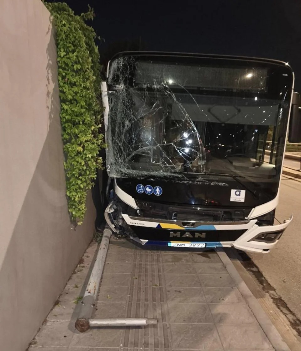 «Ακυβέρνητο» λεωφορείο στη λεωφόρο Βουλιαγμένης