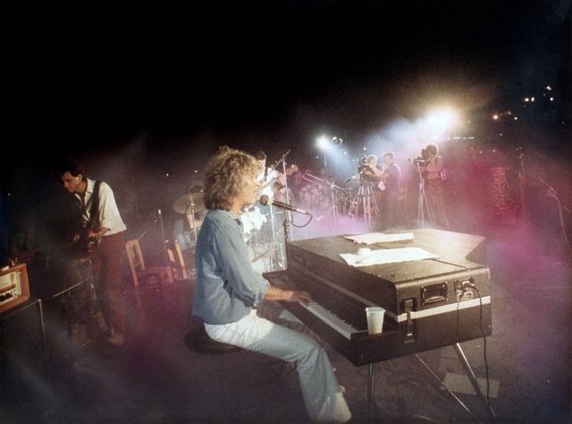 25 Ιουλίου 1983: 41 χρόνια πριν έγινε το «Πάρτι στη Βουλιαγμένη» του Λουκιανού Κηλαηδόνη