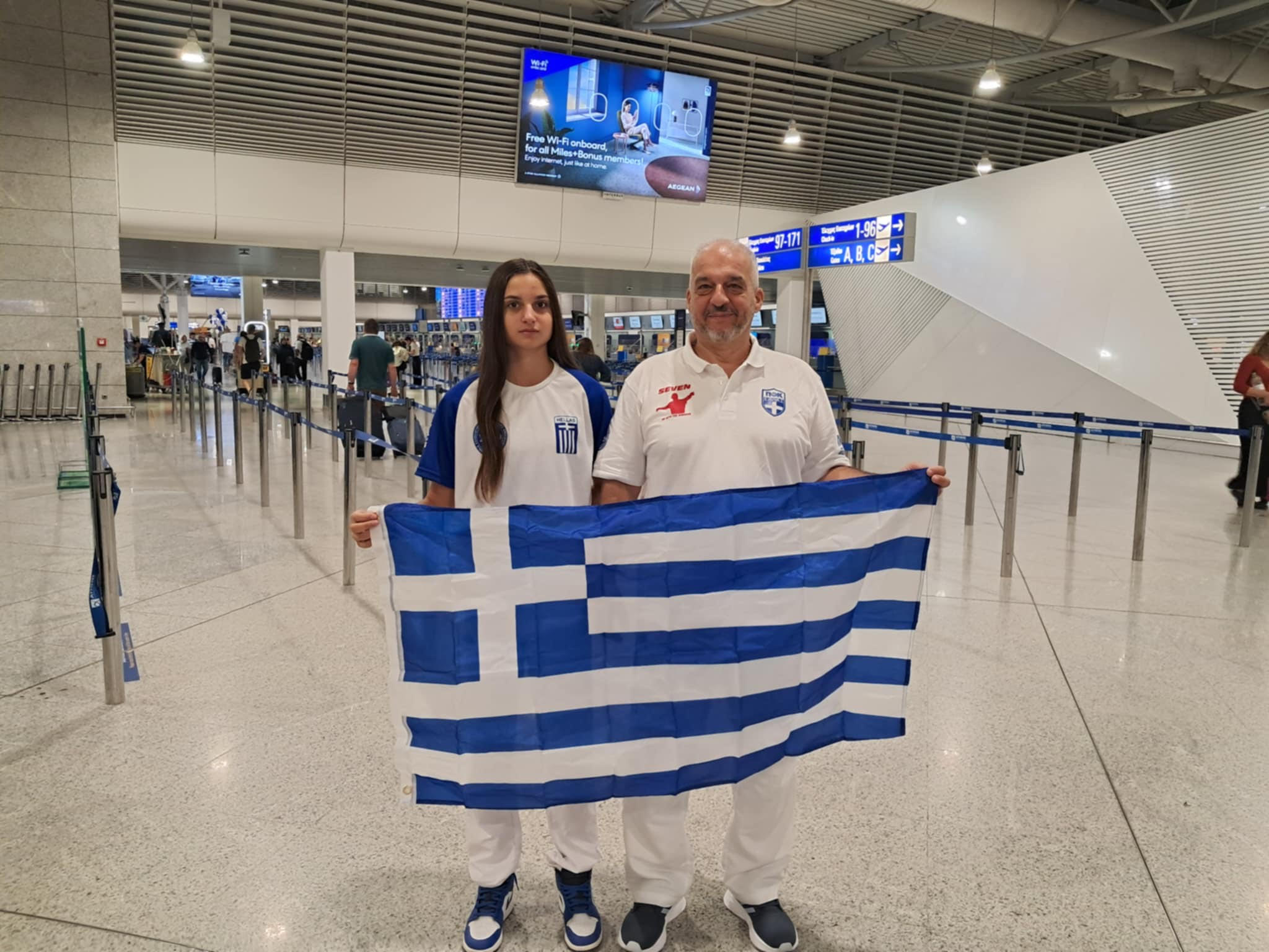 Η Νεφέλη Χατζηδάκη κράτησε την Ελληνική σημαία στην τελετή έναρξης του Πανευρωπαϊκού Πρωταθλήματος Νέων