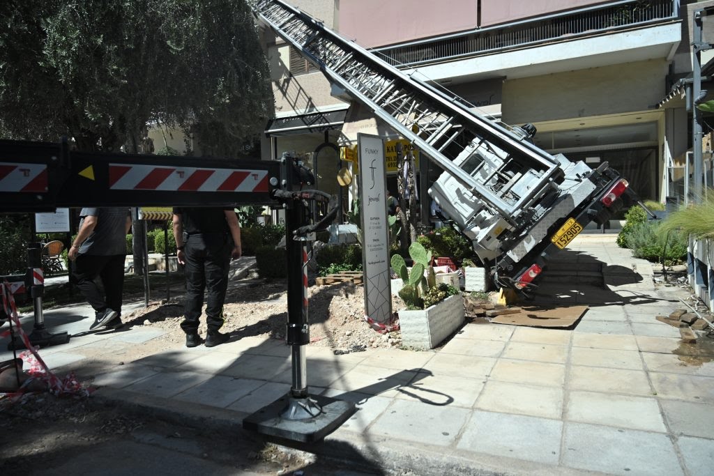 Γλυφάδα: Γερανοφόρο έπεσε σε καφετέρια