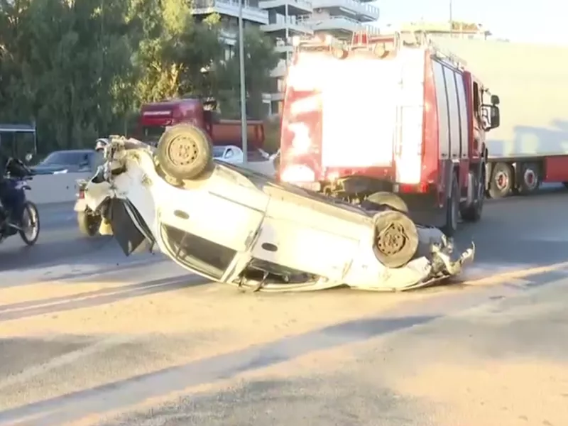 Τροχαίο στη Ποσειδώνος: Στο νοσοκομείο άνδρας μετά από ανατροπή του αυτοκινήτου του στο Παλαιό Φάληρο 