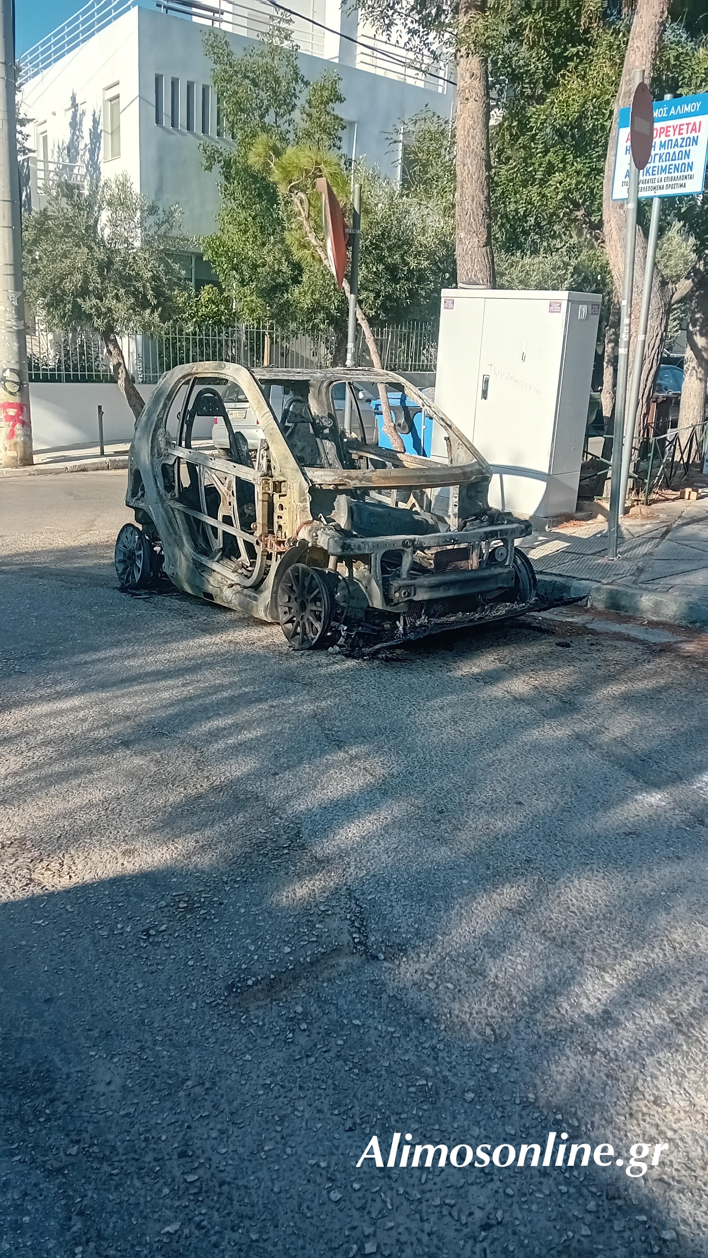Άγνωστοι έκαψαν αυτοκίντο Smart στον Άλιμο