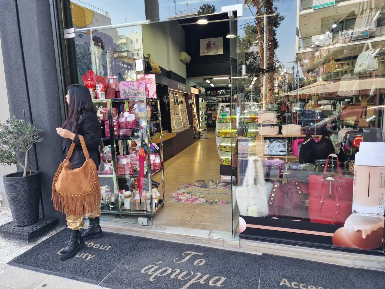 Ανοιξιάτικες παραλαβές σε τσάντες και bijoux στο κατάστημα καλλυντικών «Το Άρωμα»
